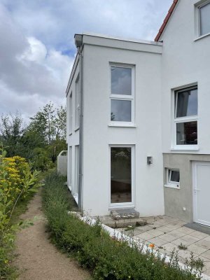 Neuwertige 3-Raum-Doppelhaushälfte mit Terrasse & kleinem Garten