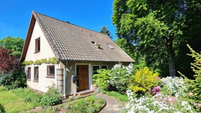 Blick auf den Cordinger Mühlteich: Einfamilienhaus mit Einliegerwohnung