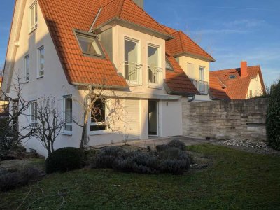 Moderne lichtdurchflutete DHH (5 Zimmer, Top-Ausstattung/-Lage, Sauna, Garage) in A'burg-Nilkheim