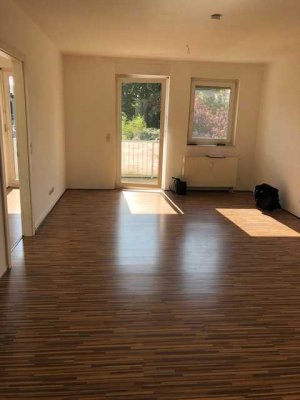 zentralgelegene 2-Raum-Wohnung mit Einbauküche, Balkon, Fahrstuhl und Tiefgarage