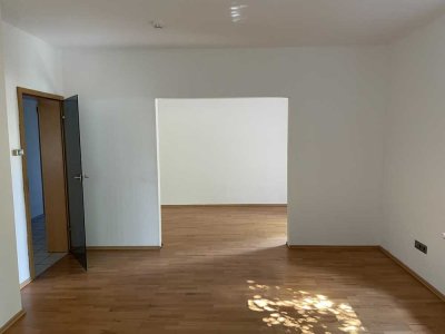 Zentrale 3-4-Zimmer Erdgeschosswohnung mit Balkon