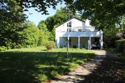 Stilvolle 3-Raum-Etagenwohnung mit Balkon und Garten in bester Lage Grünwalds