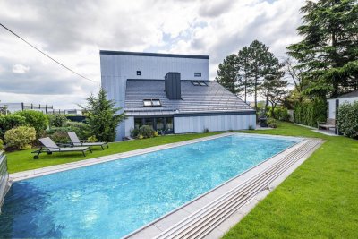 Außergewöhnliches Designerhaus mit viel Raum zur Entfaltung | 8 Zimmer, Edelstahlpool, Sauna, Weinkeller | Vereint Wohnen und Arbeiten | Barrierefrei