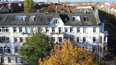 Wohnen im Stuckaltbau: Bezugsfreie Eigentumswohnung mit Balkon