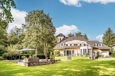 Repräsentatives Anwesen mit Turm, Pool und Parkgrundstück