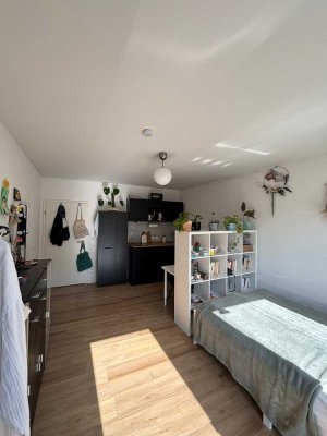 Schönes WG-Zimmer mit eigener Küche und Balkon