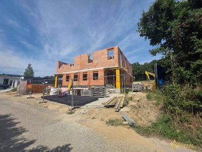 RESERVIERT! 2 HÄUSER VERFÜGBAR! EXKLUSIVES DOPPELHAUSPROJEKT. 5 ZIMMER. ZIEGELHAUS MIT KELLER, BALKON, TERRASSE, CARPORT.