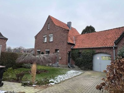 Zweifamilienhaus mit großer PKW-Garage und unbebautem Bauland in Issum-Sevelen