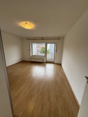 Modernisierte 2,5-Zimmer-Wohnung mit großem Balkon und Einbauküche in Moers