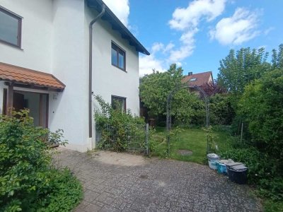 Erstbezug nach Renovierung: charmantes Reiheneckhaus mit Garten in Bestlage