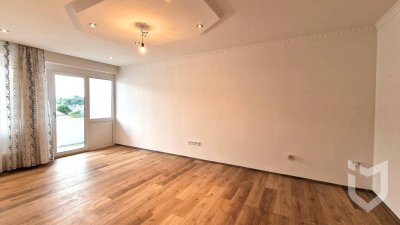 • NEU RENOVIERTER FAMILIENHIT-GERÄUMIGE 4 - ZIMMER WOHNUNG MIT LOGGIA UND EINBAUKÜCHE !