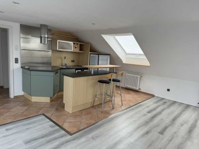 Ruhige und gepflegte 2,5 -Zimmer-DG-Wohnung mit Balkon und Einbauküche in Essen