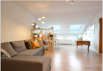Schöne gemütliche zwei Zimmer Dachgeschoss Wohnung. 
Sehr zentral in Erlensee gelegen.