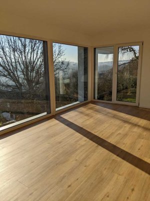 Helle 3,5-Zimmer-Erdgeschoss mit Weitblick und wunderschöner Terrasse mit Gartenzugang