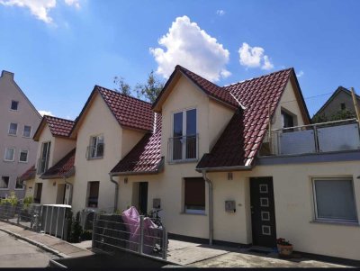Helle, neu möblierte 3-Zimmer Dachgeschoss Wohnung mit Terrasse in Augsburg Oberhausen.