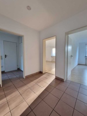 ******RENOVIERUNGSBEDÜRFTIG UND LEERSTEHEND! 3 ZIMMER WOHNUNG MIT BALKON & GARAGE*****