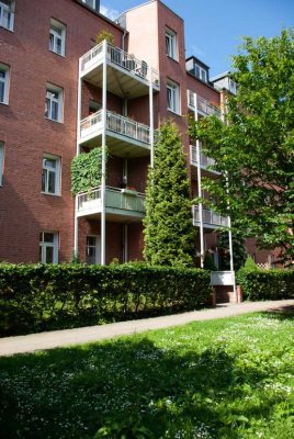 Kleine Wohnung mit Parkett und Badewanne