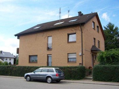 DHH in Gärtringen mit 6 Zimmern, 2 Balkonen. Garage, Stellplatz und Hobbyraum