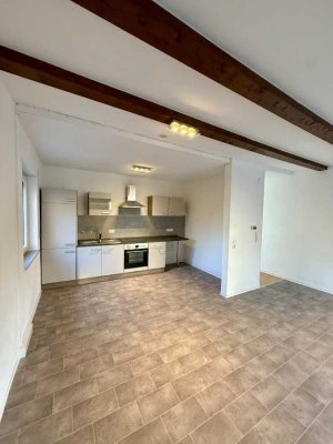 Ruhige Terrassenwohnung mit gutem Grundriss, Außenstellplatz und Hof in Schallodenbach