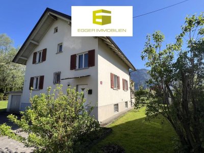 EINFAMILIENHAUS MIT VIEL GRÜNUMSCHWUNG