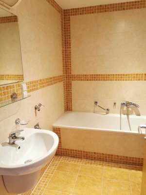 3 R.-DG-Maisionette-Whg. im Zentrum, sehr ruhiger Innenhof, Balkon, Wanne+Dusche-super Bad, Garage