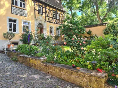 Traumhaftes Anwesen mit uneinsehbarem Rosengarten, ruhig aber verkehrsgünstig gelegen