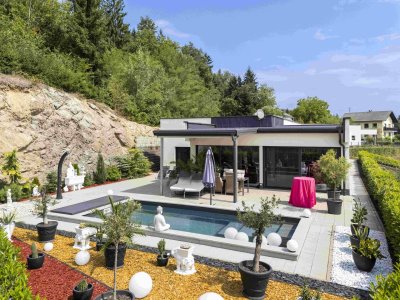 Design trifft Weitblick: Moderner Bungalow mit Pool in Stadtrandlage