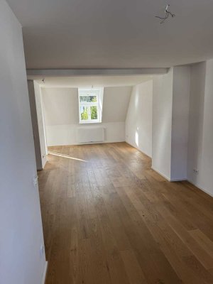 Charmante Altbau-Wohnung; ruhige & zentrale Lage mit Balkon & Blick über Augsburg