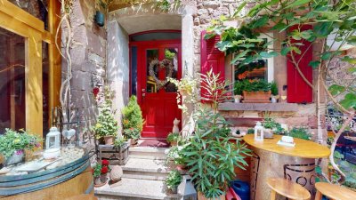 Ein besonderes Schmuckstück - mediterraner Hofausschank und Ein-bis Zweifamilienhaus