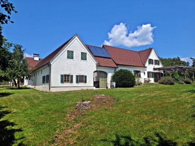 Charmanter Vierkanthof mit großzügiger Wohnfläche, Pool im Atrium und Nebengebäude in idyllischer Lage