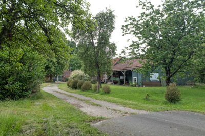 Ländliche Idylle am See – Resthof mit Nebengebäuden und Weideland zum Verlieben!