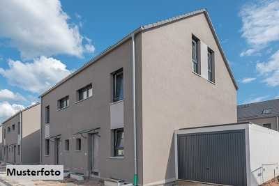Dreifamilienhaus und 4 Garagen