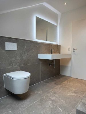 Erstbezug nach Sanierung - ruhig und grün - 2 ZKB Dachgeschosswohnung in Augsburg-Göggingen