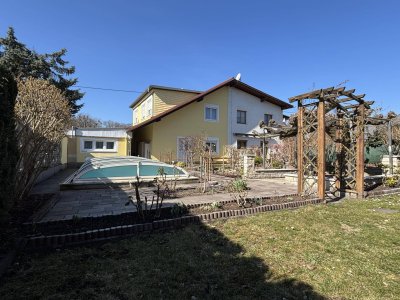 Gepflegtes Wohnhaus mit Pool