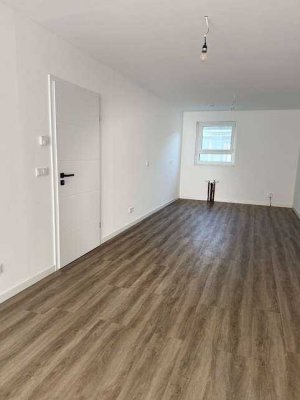 ERSTBEZUG: 2-Zimmerwohnung mit Terrasse, Stellplatz & Einbauküche – ab sofort frei!