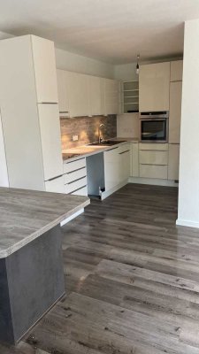 Vollständig renovierte 2-Zimmer-Wohnung mit EBK
