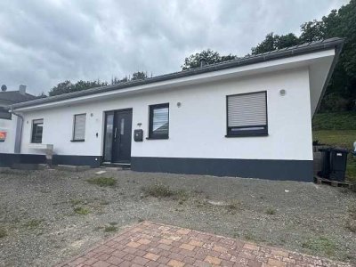 Bungalow mit offenem Wohn-Ess-Küche-Bereich, Terrasse, ebenerdig