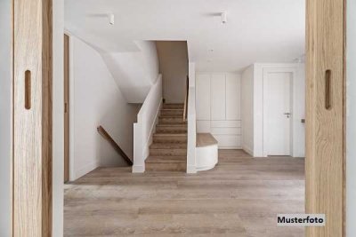 Kleine Doppelhaushälfte mit Garten und 2 Garagen