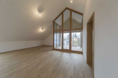 Lichtdurchflutetes Dachgeschoss mit Charme: 3-Zimmer-Wohnung mit Loggia auf historischem Gutshof