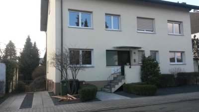 Außergewöhnlich DG Wohnung mit Terrasse
