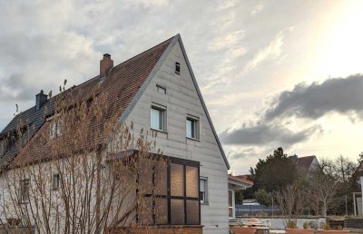 Charmante kleine Doppelhaushälfte mit Wintergarten 
in beliebter Wohnlage.

Nürnberg-Gebersdorf
