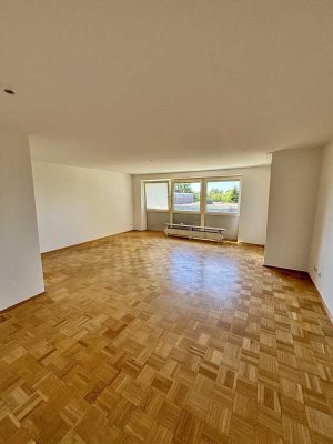 Stilvolle, vollständig renovierte 3-Zimmer-Wohnung mit Balkon und Einbauküche in Düsseldorf