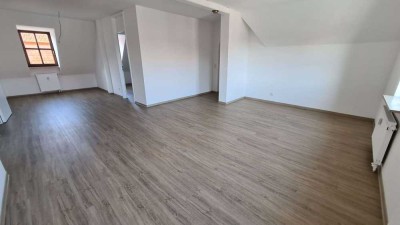 Helle, großzügige 2 Zimmer -Dachgeschosswohnung, 96114 Hirschaid