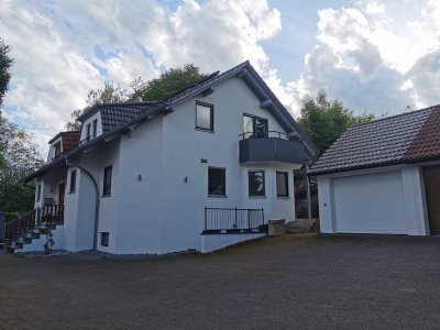 Schöne, vollständig renovierte Doppelhaushälte in ruhiger Ortsrandlage mit besonderem Garten