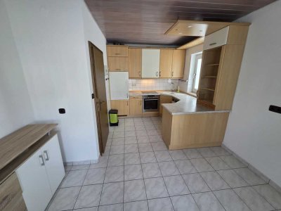 Gepflegte 3-Zimmer-Wohnung mit überdachter Terrasse und Gartenanteil in Karlsruhe-Knielingen