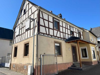 Charmantes renovierungsbedürftiges Fachwerkhaus, mit einer großzügigen Werkhalle sucht Heimwerker