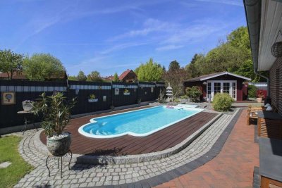 Traumhaft wohnen im Grünen – moderner Bungalow mit Pool, Loft und großem Gartenparadies