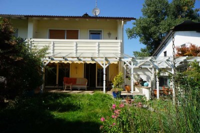 Reiheneckhaus in ruhiger Wohnlage mit Garage und kleinem Garten, kernsaniert 2008, sofort verfügbar.