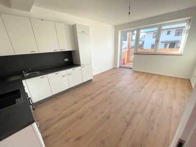 Erstbezug mit Balkon und EBK: Geschmackvolle 4-Raum-Wohnung mit geh. Innenausstattung in Vogareuth