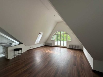 Große und individuell geschnittene 2-Zimmer-Dachgeschosswohnung mit BALKON, EBK und Charakter im ...